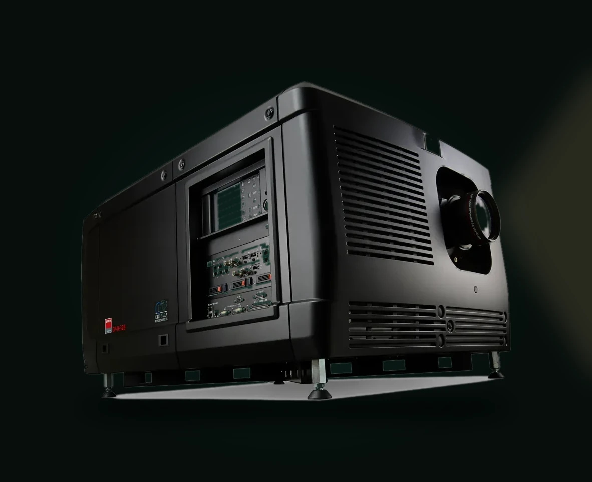 Proyektor digital cinema Barco dengan sorot cahaya di auditorium